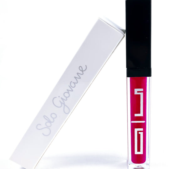 Lip gloss with black cap and red liquid on a white background, featuring the brand 'Sole Giovane'.